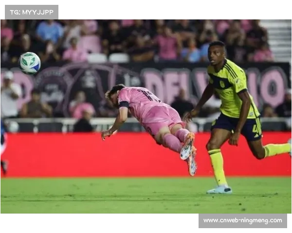 利雅得胜利门将离奇失误送“反向助攻”，对方头球破门引热议